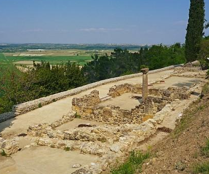 L`oppidum d`ensérune. Péniche Isatis